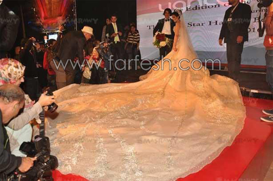 صور سقوط الفنانة حورية فرغلي في فستان الزفاف اثناء عرض ازياء هاني البحيري  صورة رقم 7