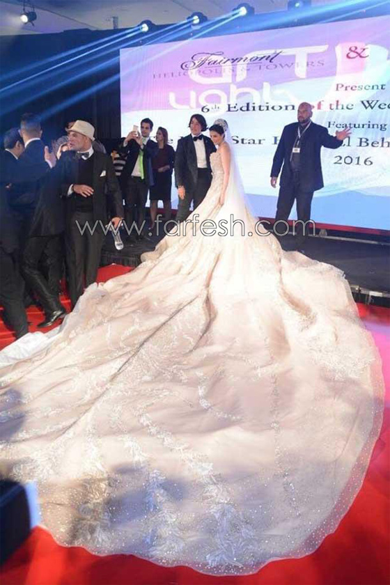 صور سقوط الفنانة حورية فرغلي في فستان الزفاف اثناء عرض ازياء هاني البحيري  صورة رقم 10
