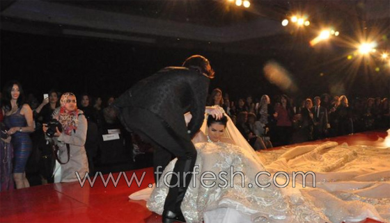 صور سقوط الفنانة حورية فرغلي في فستان الزفاف اثناء عرض ازياء هاني البحيري  صورة رقم 1