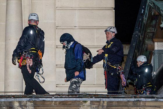 اختراق امني صارخ.. مدافعون عن حقوق الآباء يتسلقون سطح قصر باكنجهام صورة رقم 8