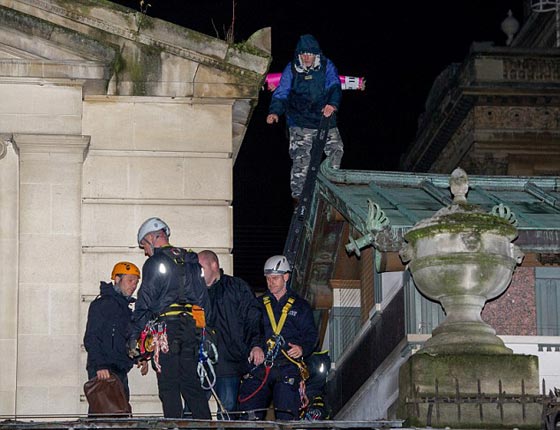 اختراق امني صارخ.. مدافعون عن حقوق الآباء يتسلقون سطح قصر باكنجهام صورة رقم 6