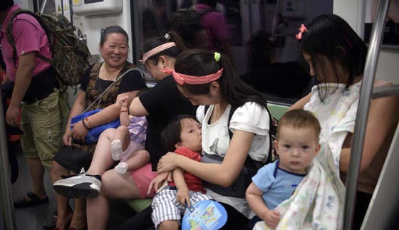 صورة لامرأة ترضع طفلها في قطار الانفاق تثير جدلا في الصين  صورة رقم 1
