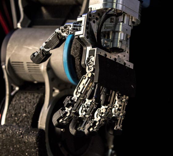 ووك - مان روبوت يتفاعل مع البشر ويؤدي المهمات الخطرة مكانهم صورة رقم 2