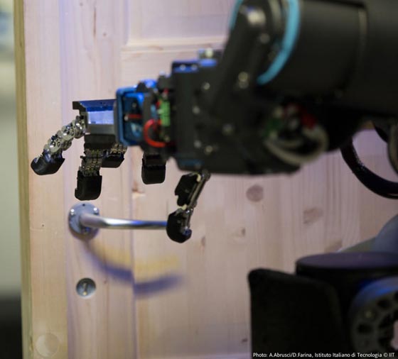 ووك - مان روبوت يتفاعل مع البشر ويؤدي المهمات الخطرة مكانهم صورة رقم 5