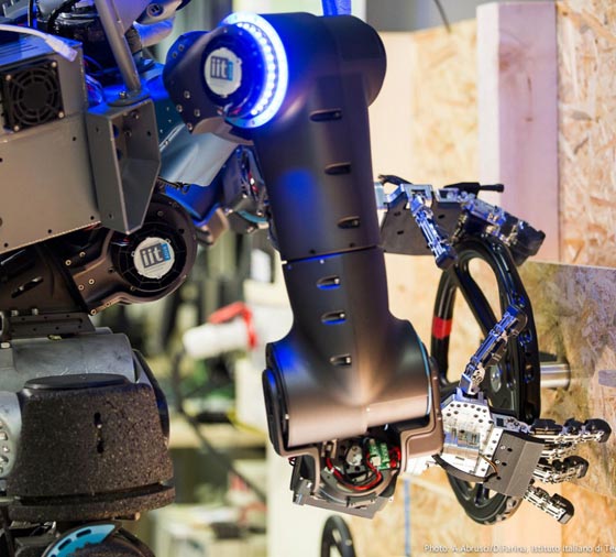 ووك - مان روبوت يتفاعل مع البشر ويؤدي المهمات الخطرة مكانهم صورة رقم 6