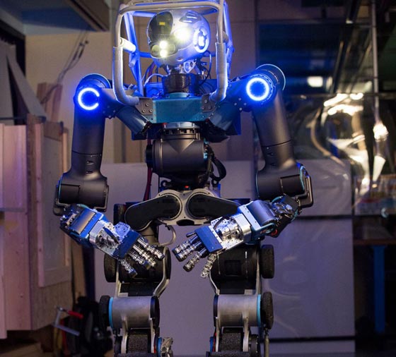 ووك - مان روبوت يتفاعل مع البشر ويؤدي المهمات الخطرة مكانهم صورة رقم 7