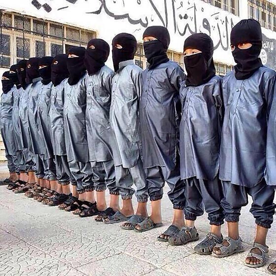 داعش يجند أطفالا للقتل ويستخدمهم دروع بشرية لتعويض خسائره صورة رقم 1