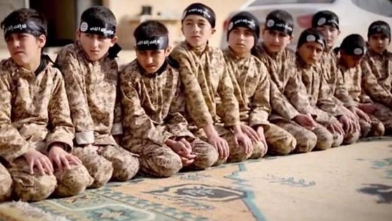 داعش يجند أطفالا للقتل ويستخدمهم دروع بشرية لتعويض خسائره صورة رقم 4