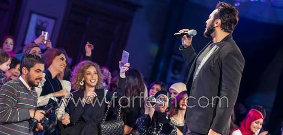 صور تامر حسني يغني في حفل تخرج زوجته بسمة بوسيل من اكاديمية الازياء صورة رقم 8