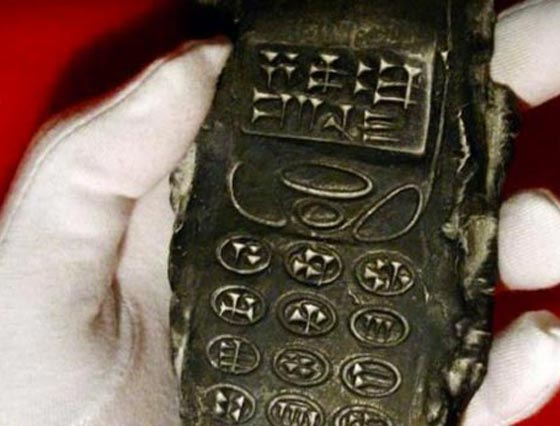 اغرب الاكتشافات الاثرية.. قطعة تعود الى القرن الثالث تشبه الهاتف المحمول صورة رقم 1