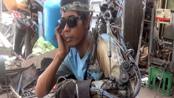 عامل لحام اندونيسي يصنع لنفسه ذراعا اصطناعية الكترونية.. صور صورة رقم 5