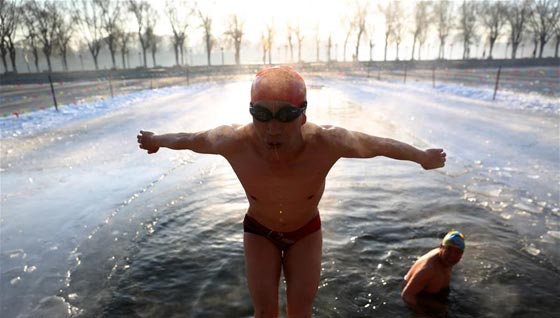 صور مذهلة: السباحة الشتوية في البرد القارس لتقوية الجسم فهل انت مستعد؟ صورة رقم 2