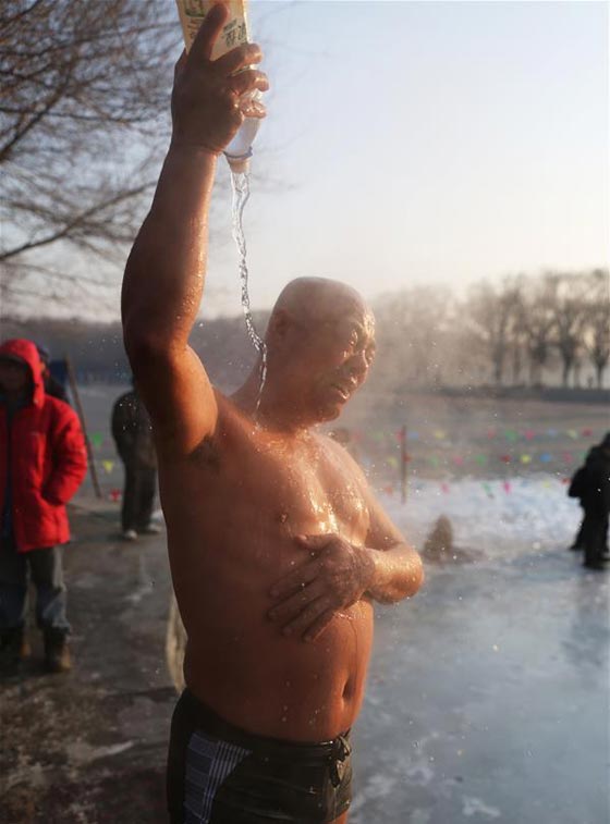 صور مذهلة: السباحة الشتوية في البرد القارس لتقوية الجسم فهل انت مستعد؟ صورة رقم 4