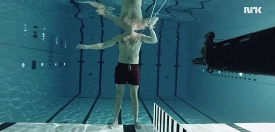 فيديو مثير.. باحث يجري تجربة اطلاق النار على جسده تحت الماء صورة رقم 2