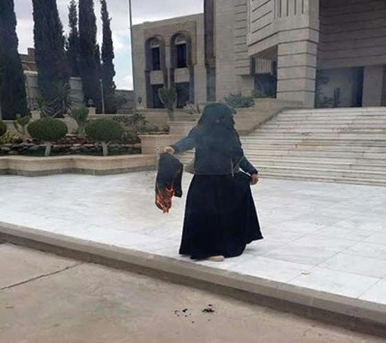  يمنية تحرق حجابها احتجاجا على عدم دفع مرتبها صورة رقم 1