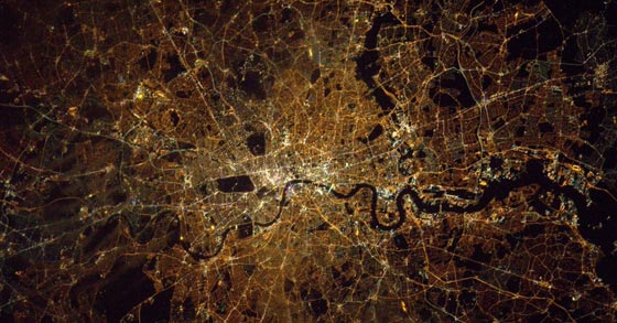 صور مثيرة.. شاهد بريطانيا ومصر تشعان نورا من الفضاء صورة رقم 2
