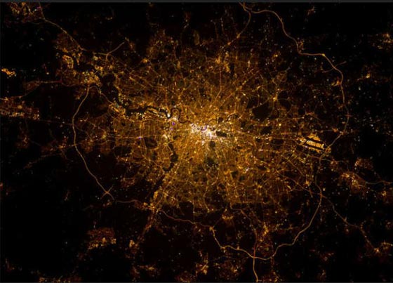 صور مثيرة.. شاهد بريطانيا ومصر تشعان نورا من الفضاء صورة رقم 4