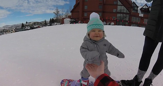 الثلوج الامريكية ترحب باصغر متزلجة.. لا يتجاوز عمرها الـ 14شهرا صورة رقم 1