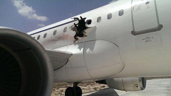 صومالي اراد تفجير طائرة ركاب تركية فاحترق وقذف خارج الطائرة صورة رقم 3