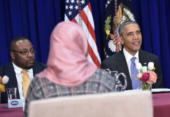 في اول زيارة له لمسجد.. اوباما ينتصر للمسلمين ويدافع عنهم وعن دينهم صورة رقم 29