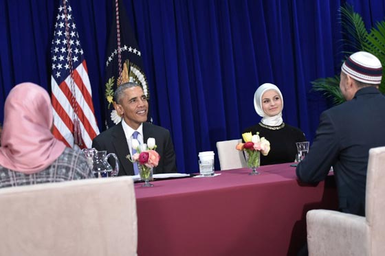 في اول زيارة له لمسجد.. اوباما ينتصر للمسلمين ويدافع عنهم وعن دينهم صورة رقم 30