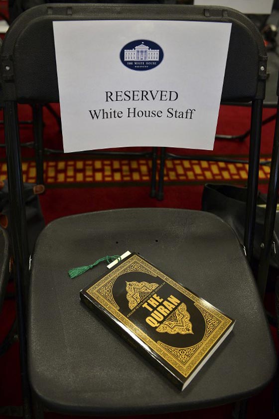 في اول زيارة له لمسجد.. اوباما ينتصر للمسلمين ويدافع عنهم وعن دينهم صورة رقم 32