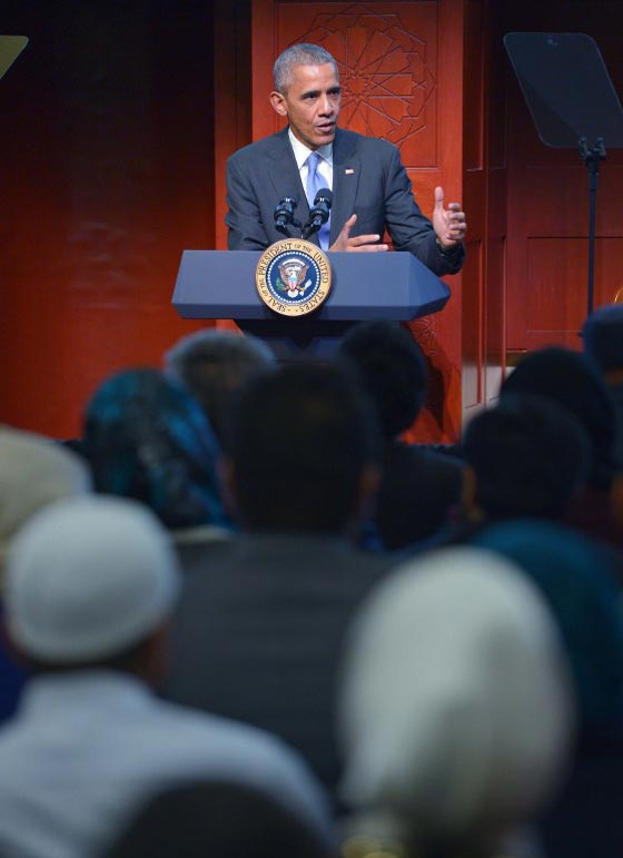 في اول زيارة له لمسجد.. اوباما ينتصر للمسلمين ويدافع عنهم وعن دينهم صورة رقم 4