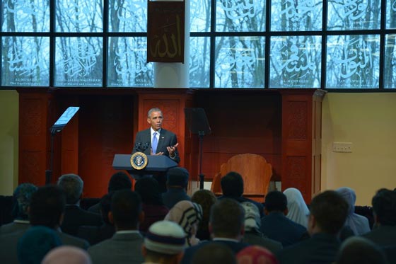 في اول زيارة له لمسجد.. اوباما ينتصر للمسلمين ويدافع عنهم وعن دينهم صورة رقم 7