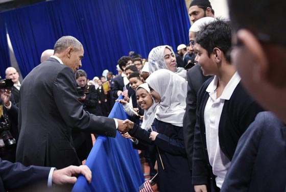 في اول زيارة له لمسجد.. اوباما ينتصر للمسلمين ويدافع عنهم وعن دينهم صورة رقم 10