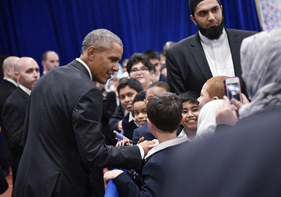 في اول زيارة له لمسجد.. اوباما ينتصر للمسلمين ويدافع عنهم وعن دينهم صورة رقم 12