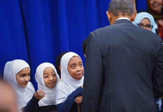 في اول زيارة له لمسجد.. اوباما ينتصر للمسلمين ويدافع عنهم وعن دينهم صورة رقم 25