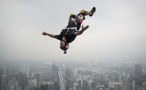 صور أروع مغامرات القفز الحر من أشهر المعالم السياحية في العالم صورة رقم 3