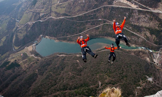 صور أروع مغامرات القفز الحر من أشهر المعالم السياحية في العالم صورة رقم 6