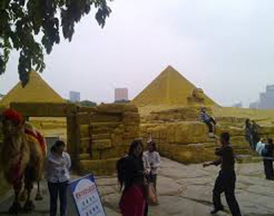 الصين تنسخ منطقة الجيزة المصرية الاهرامات الثلاثة وابو الهول صورة رقم 2