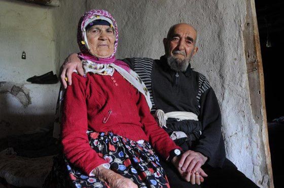 اجمل قصة حب في عيد العشاق: مصطفى (92 عاما) يتزوج اخيرا من حبيبته دوندو (95 عاما)! صورة رقم 1