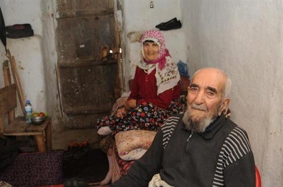 اجمل قصة حب في عيد العشاق: مصطفى (92 عاما) يتزوج اخيرا من حبيبته دوندو (95 عاما)! صورة رقم 2
