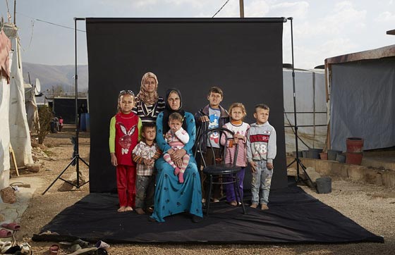 التقطها فنان بريطاني.. صور لاجئين تذكر اصحابها بمن فقدوهم صورة رقم 1
