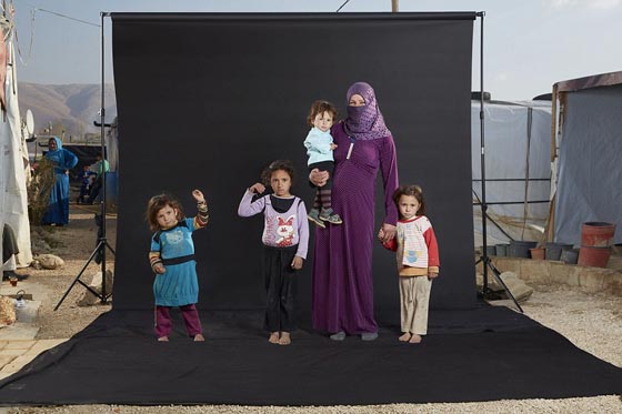 التقطها فنان بريطاني.. صور لاجئين تذكر اصحابها بمن فقدوهم صورة رقم 5