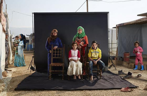 التقطها فنان بريطاني.. صور لاجئين تذكر اصحابها بمن فقدوهم صورة رقم 6