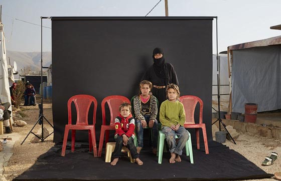 التقطها فنان بريطاني.. صور لاجئين تذكر اصحابها بمن فقدوهم صورة رقم 10