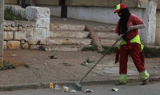 صفية تنظف شوارع مدينتها بدافع مبدأ الاسلام النظافة من الايمان صورة رقم 1