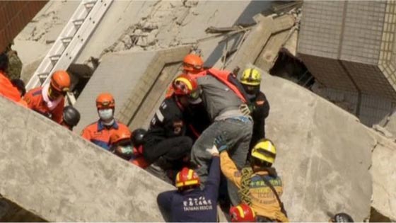 انتشال امرأة حية بعد 48 ساعة من تحت انقاض زلزال تايوان صورة رقم 5