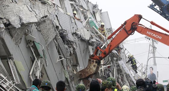 انتشال امرأة حية بعد 48 ساعة من تحت انقاض زلزال تايوان صورة رقم 3