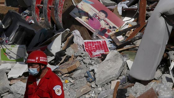 انتشال امرأة حية بعد 48 ساعة من تحت انقاض زلزال تايوان صورة رقم 4