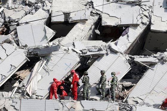 انتشال امرأة حية بعد 48 ساعة من تحت انقاض زلزال تايوان صورة رقم 2