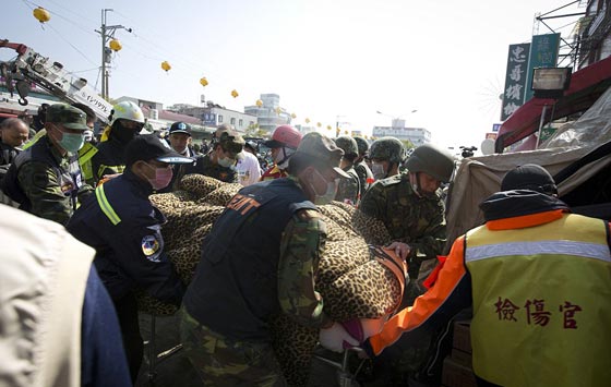 انتشال امرأة حية بعد 48 ساعة من تحت انقاض زلزال تايوان صورة رقم 1