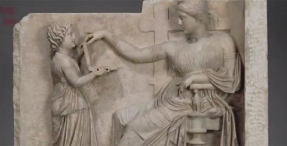 تمثال اغريقي يعود الى 2100 عام لخادمة تحمل بيدها لابتوب! صورة رقم 2