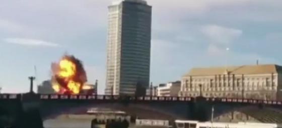 فيديو مثير.. انفجار في حافلة على جسر وسط لندن يثير حالة هلع  صورة رقم 1