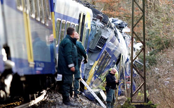 4 قتلى على الاقل في حادث تصادم قطارين جنوب المانيا صورة رقم 1