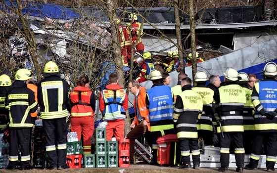 4 قتلى على الاقل في حادث تصادم قطارين جنوب المانيا صورة رقم 2